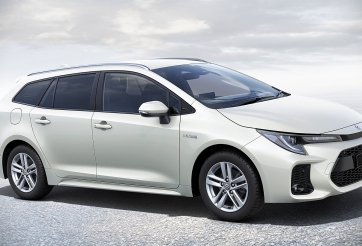 Suzuki Swace vừa trình làng, thiết kế 'ăn theo' Toyota Corolla